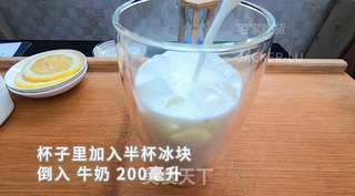 仿400次抹茶奶茶,简单快手,醇厚奶香配上抹茶清香,一口下去非常惬意。的做法步骤:4