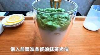 仿400次抹茶奶茶,简单快手,醇厚奶香配上抹茶清香,一口下去非常惬意。的做法步骤:5