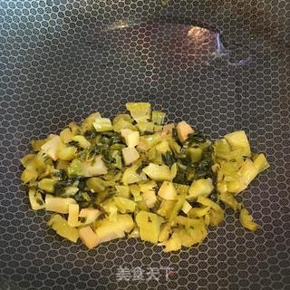 酸菜烧蚕豆的做法步骤：4