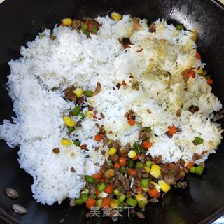 蒜苔玉米粒肉末炒饭的做法步骤：11