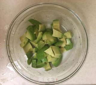 薯片香芒牛油果鲜虾沙拉的做法步骤:2