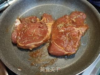 迷迭香煎猪扒的做法步骤:2