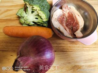 西蓝花鸭肉沙拉的做法步骤:2