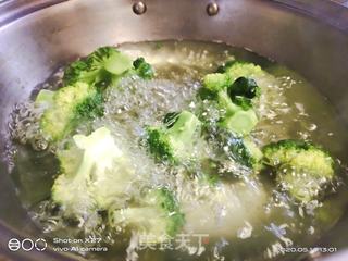 西蓝花鸭肉沙拉的做法步骤:4