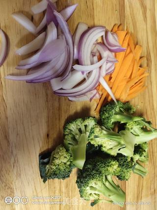 西蓝花鸭肉沙拉的做法步骤:3