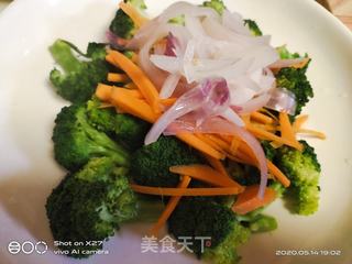 西蓝花鸭肉沙拉的做法步骤:5