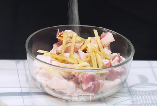 麻辣粉蒸肉的做法步骤:2