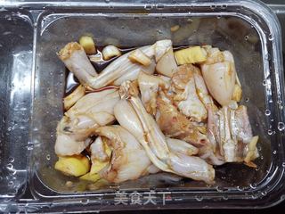 紫苏牛蛙豆皮的做法步骤:2