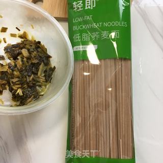 葱油拌荞麦面的做法步骤：1