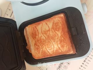 肉松鸡蛋热压土司配小米枸杞粥的做法步骤:8