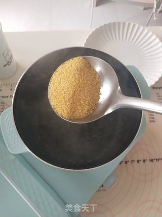 肉松鸡蛋热压土司配小米枸杞粥的做法步骤:9