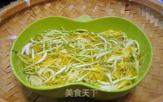 金银花炖鸡汤的做法步骤：1