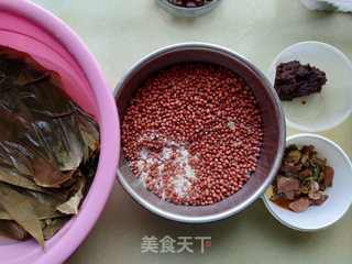 红豆蜜枣豆沙粽的做法步骤:2