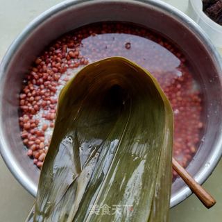 红豆蜜枣豆沙粽的做法步骤：3