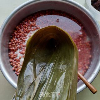 红豆蜜枣豆沙粽的做法步骤:3