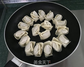 冰花虾仁大馄饨的做法步骤：4