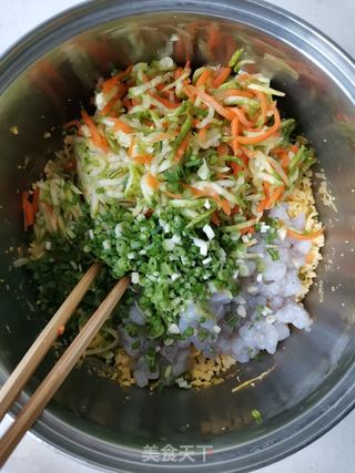 西葫芦虾仁全麦蒸饺的做法步骤:5