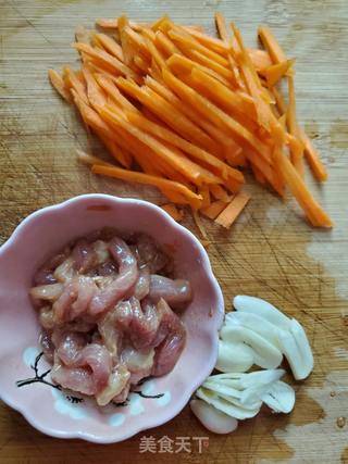 胡萝卜肉丝炒乌冬面的做法步骤:2