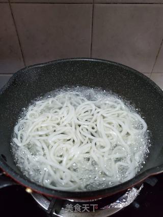 胡萝卜肉丝炒乌冬面的做法步骤:4
