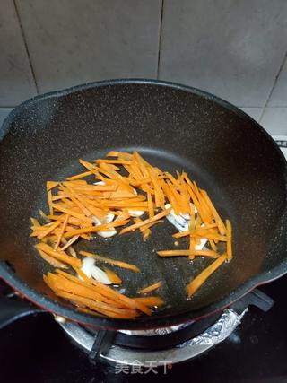 胡萝卜肉丝炒乌冬面的做法步骤:6