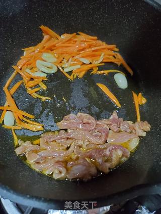 胡萝卜肉丝炒乌冬面的做法步骤:7