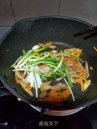 胡萝卜肉丝炒乌冬面的做法步骤:8