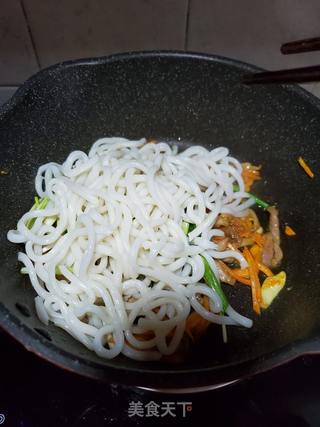 胡萝卜肉丝炒乌冬面的做法步骤:9