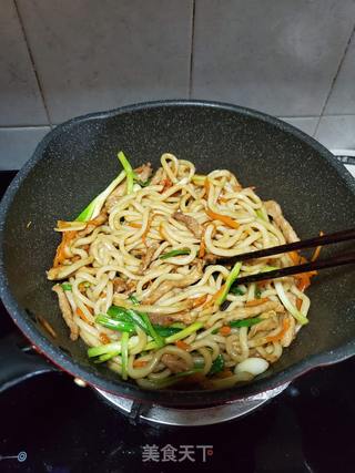 胡萝卜肉丝炒乌冬面的做法步骤:11