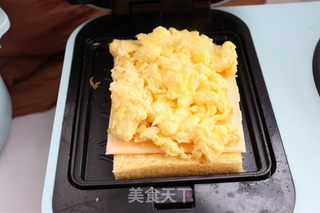 滑蛋芝士三明治的做法步骤:7