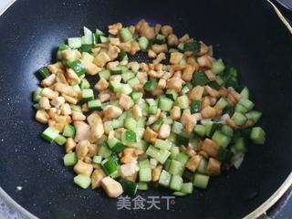 黄瓜炒鸡丁的做法步骤：5