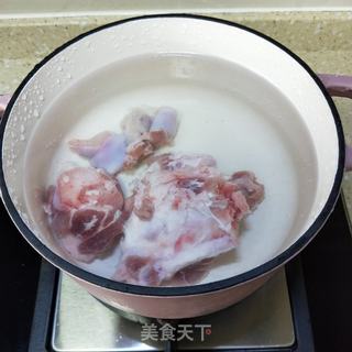 大骨杂菇汤面的做法步骤:3