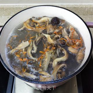 大骨杂菇汤面的做法步骤:5