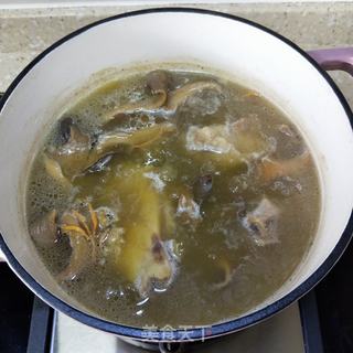 大骨杂菇汤面的做法步骤:6