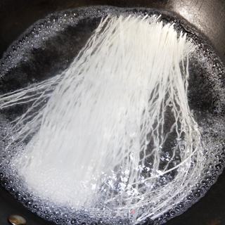大骨杂菇汤面的做法步骤:7