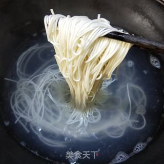 大骨杂菇汤面的做法步骤:8