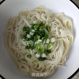 大骨杂菇汤面的做法步骤:9