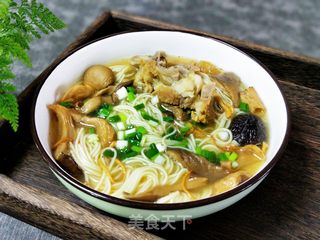 大骨杂菇汤面的做法步骤:11