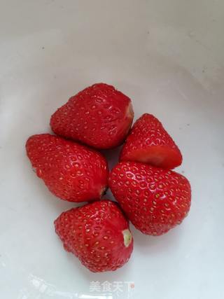 草莓香蕉奶昔的做法步骤：2