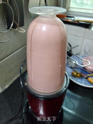 草莓香蕉奶昔的做法步骤:6