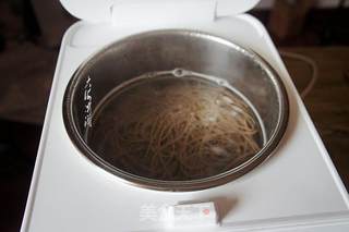 牛腩酸菜荞麦面的做法步骤:4