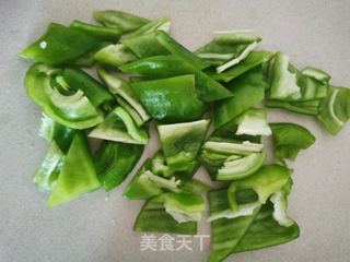 青椒土豆炒五花肉的做法步骤:2
