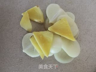 青椒土豆炒五花肉的做法步骤:3