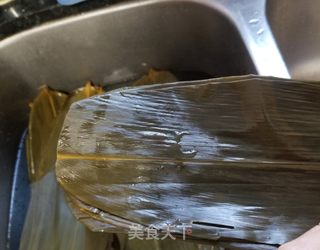 广式蛋黄肉粽的做法步骤:2