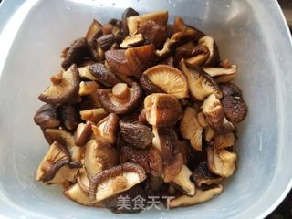 广式蛋黄肉粽的做法步骤:3