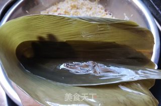 广式蛋黄肉粽的做法步骤:14