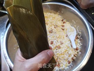 广式蛋黄肉粽的做法步骤:20