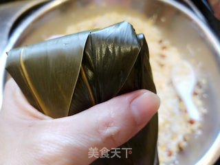 广式蛋黄肉粽的做法步骤:22