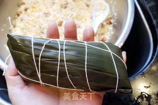 广式蛋黄肉粽的做法步骤:23