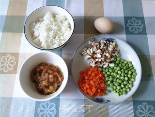 香菇胡萝卜豌豆鸡粒炒饭的做法步骤：1