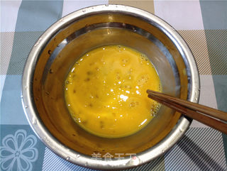 香菇胡萝卜豌豆鸡粒炒饭的做法步骤:2
